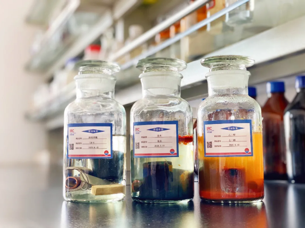 左一：冰河冷媒-4、左二：25%濃度鹽水、左三：30%濃度鹽水