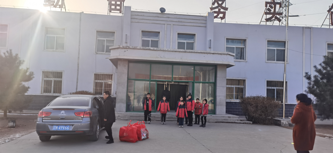 愛心幫扶貧困生，冰河助學(xué)暖人心